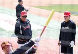 [一度でスッと] ゆっくりと『選手の打撃練習を見守る』タイガースの花範浩監督