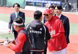 [フォト] 『勝負は勝負だ』イ・スンヨン監督を訪ねて挨拶を交わすイ・ボムホ監督