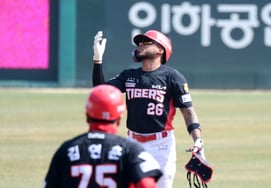 [Chụp ảnh] Lễ ra mắt KBO được tổ chức đàng hoàng chứ! 'Báo cáo cú đúp đầu tiên' Castro