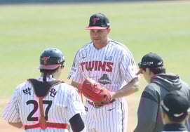 [Photo] Chirinos, "6 runs in the first inning?"