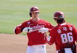 [Photo] "On base at the bottom of the first inning." Park Sung Han