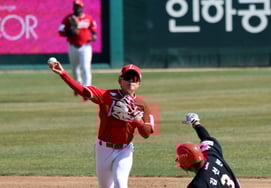 [Photo] (Sighs).."I wanted to hold both of them". Jung Joonjae