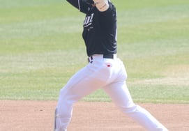 [Chụp ảnh] Lee Kang Min 'Sao lại không vui chứ?'