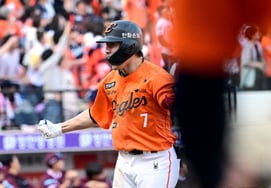 『ミラクル·ハンファ』10打数無安打『407億デュオ』が事故を起こした、11回ノ·シファン同点打→カン·ベクホのサヨナラ··· キウムが開幕戦での3連敗を止めた [大田（テジョン）現場レビュー]