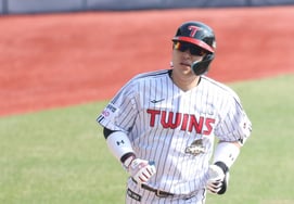 [Фото] Пак Дон Вон, величественная и самоуверенная соловья