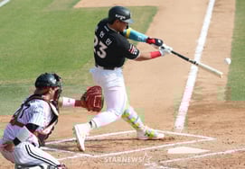 [相片儿] 安贤敏，即使打偏也击出3垒打