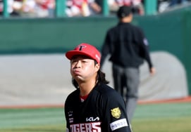 [At one go] Kim Bum-soo, who took the mound in the bottom of the seventh inning of the 5-0 lead, 'steel plate with no outs and bases loaded'