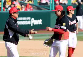 [Photo] Kim Bum-soo, who took the mound in the bottom of the seventh inning of the 5-0 lead, 'steel plate with no outs and bases loaded'