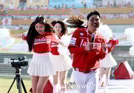 [Chụp ảnh] 'Mình cũng biết nhảy mà'...Không thể đi cùng nhau sao?' Đội trưởng đội cổ vũ Park Min Soo