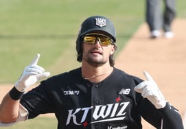 [Chụp ảnh] Hilliard, Hairunpo chạy trốn