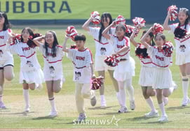 [Фото] Элин, которая открывает лигу KBO 2026 года, является болельщиком