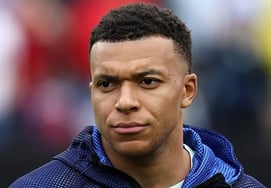 Mbaffe phủ nhận tranh cãi 'kiểm tra đầu gối giả' sau cú sốc"... 'Trò lừa đảo quốc dân' của các nghệ sĩ trên toàn thế giới