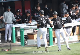 [フォト] リュ・ヒョニン、イ・カンミンとバトンタッチ