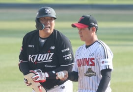 [Bハインド★] KTマンのキム・ヒョンス、開幕戦で20アンダー達成！元キャプテンのオ・ジファンが背筋を伸ばしながら歓声を上げた！