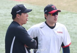 [フォト] キム・ヒョンス‑パク・ドンウォン『法規は法規、誤解は言わない』