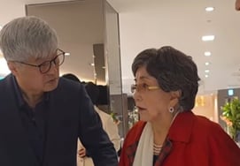 '86 tuổi' Samija, mình cứ tưởng cậu đã khỏe lại rồi chứ."Tôi không thể đi bộ được do tai nạn ngã"