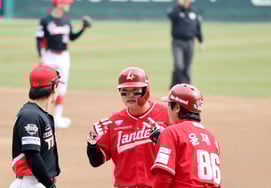 [フォト] 「2回裏 安打出塁」コ・ミョンジュン