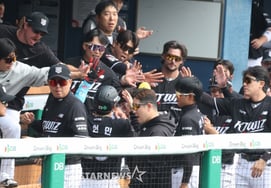 [Фото] Ан Хён Мин-Ким Хён Су "Дневной фестиваль в начале первого эпизода"