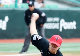 [フォト] 「3回裏、イ・ウィリに続いて登板した」ファン・ドンハ