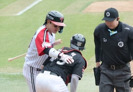 [フォト] パク・ドンウォン「捕手の苦労は捕手がよく知っている」