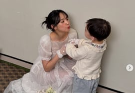 『キム·ムヨル♥』ユン·スンア、ドレスを着て..鯛焼きの息子と『家族写真』