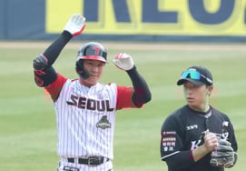 [フォト] 同点打のオジファン「これがLGだ」