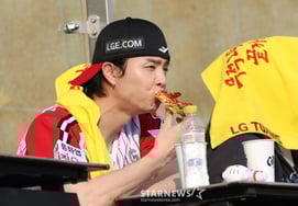 [Фото] Джонни из NCT ест пиццу и интуицию