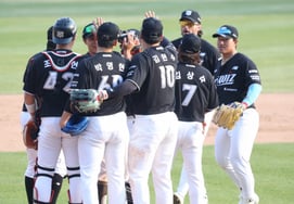 [相片儿] KT队取得两连胜，"兴高采烈的水原队"