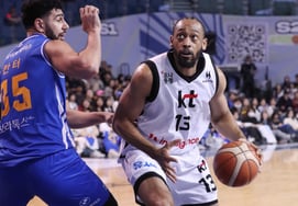 Jonathan, a 'NBA native', showed the best performance since entering the KBL → KT in crisis saved... Playoff ticket and "only one game difference"