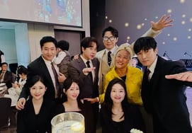 Ким Донг Ван присутствует на свадьбе Ли Мин У в разгар дебатов.Один из мифов "Соло"