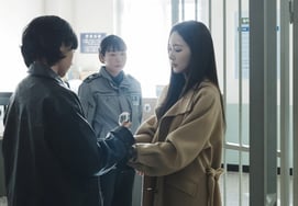 朴敏英继李艾莉亚之后，因涉嫌杀害金正贤而被捕沾满血迹的脸 [塞伦]