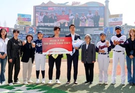 SSGのチュ・シンスオーナー補佐役、韓国女子野球まで手がけた！ ビッサムと共に野球ボール7500個＋必須装備を支援