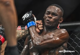 "Mình đã nghĩ đến việc lựa chọn một cách cực đoan..." Adesanya, nhà vô địch UFC, thú nhận bằng nước mắt của Piper"