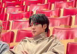 在礼堂看的话不能错过的帅气..."防弹少年团 JIN"