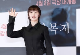 金宝拉，热情地挥手致意 [★照片]