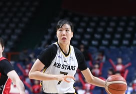 "国宝"朴智秀双双活跃！ KB完胜BNK，获得正规联赛第6个冠军，"内外围完美结合"