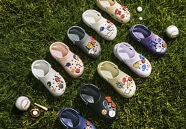 KBO X Crocs推出"GBITS™Charm"，包含10支球队的粉丝心，组成5套10种，"可以根据个人喜好定制造型"