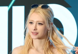 巴西总统卢拉和亲吻手背的黑天鹅加维向故国球迷传达感动信息