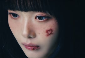 韩露露率先公开单曲收录曲《1111》的MV