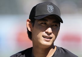 Sự trì trệ của Lee Jung Hoo thật không bình thường! Không có cú đánh nào trong 3 cú đánh → Tỷ lệ đánh bóng giảm 0,077. Anh ấy đã chọn được một cú đánh bóng chày nhưng anh ấy đã bị tấn công ba lần.