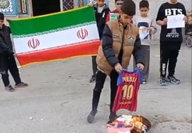 "Messi is a Trump war frontman?" Furious Iran even mobilized children to burn Messi's uniform... "I condemn the supporters of war"