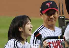 [フォト] ペ・イェジン、投球はチャン・ヒョクジン、打席はモ・ボムヒョクが務め、模範的に～