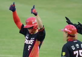 [相片儿] 金道英，No Look竖起大拇指