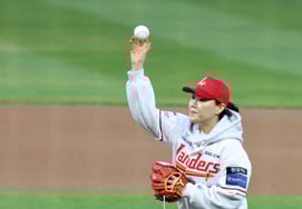 [Chụp ảnh] Heart saver Song Jin Ah ném bóng mở màn cho 'Kium-Landers'