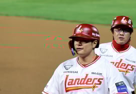 [Фото] В конце четвертого иннинга Ким Чжэ Хван, земляк на первой базе