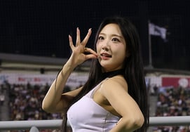 [Фото] Со Ёджин: "Вход в бейсбольный стадион богини футбола"