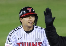 [Фото] Чхве Вон Ён, один RBI и двойной в погоне