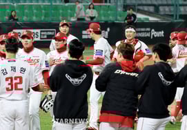 [一下子] 兰德斯凭借"悲喜交加"反败为胜取得开幕三连胜，而基恩则陷入开幕三连败的境地