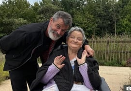 "毒舌家"曼联的传说,为母亲去世流泪"还做好了送别母亲的准备"" 罗伊·基恩也倒塌在母亲的棺材前