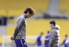 "Timid" Hong Myung-bo, a winning player who can't float even though he's losing... Repeated 'replacement' without tactical change